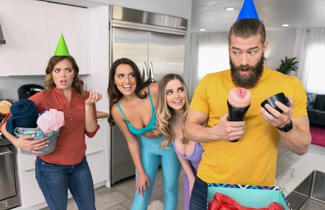 Телки увидели дрочку бородача в душе и захотели соснуть его крупный хер