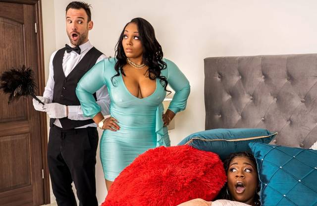 Трахательница подушек участвует в тройничке с дворецким