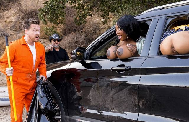 Большезадая женщина перехватывает автостопщицу для секса