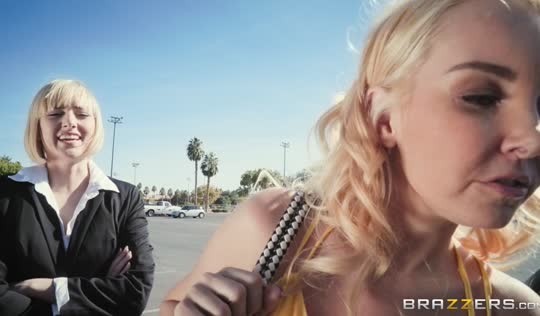 Продавщица автосалона желает трахнуть покупательницу