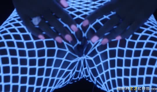 Ночная смена - охранник засаживает в анал красивой стриптизерше