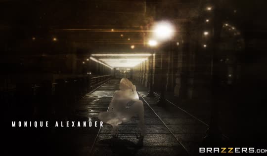 Девку с короткой стрижкой качественно трахает здоровый дядя