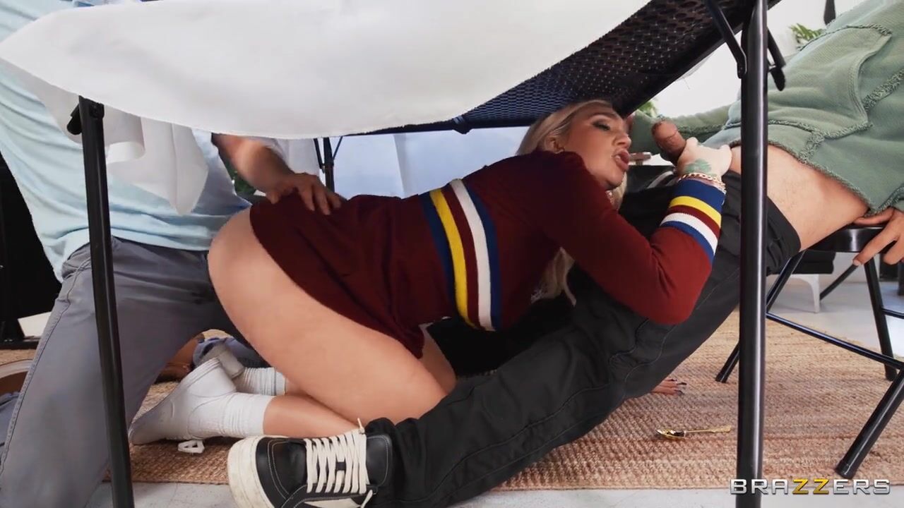 Бывает и публичное унижение, но телочке такое нравится